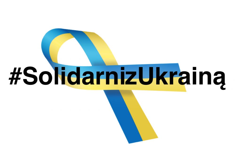 Znak: niebiesko-żółta wstęga z napisem #Solidarni z Ukrainą 